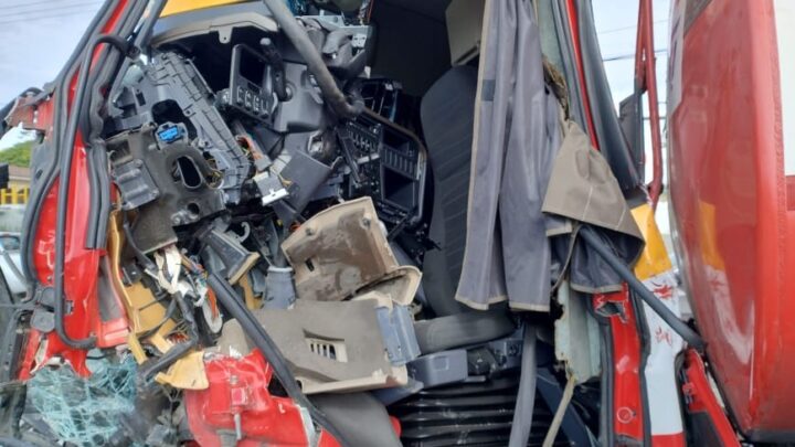 Imagens: colisão entre duas carretas deixa motorista preso nas ferragens em SC