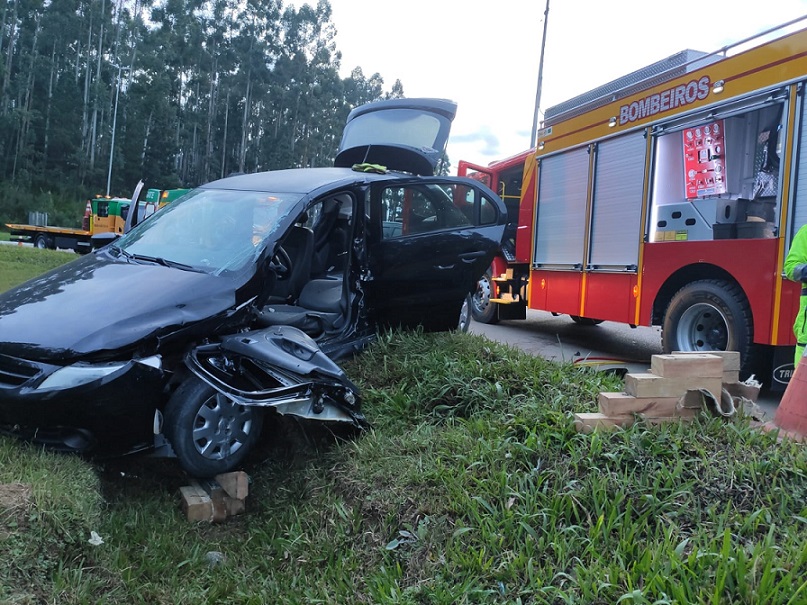 Homem sofre acidente, tem objeto encravado na cabeça e fica gravemente ferido