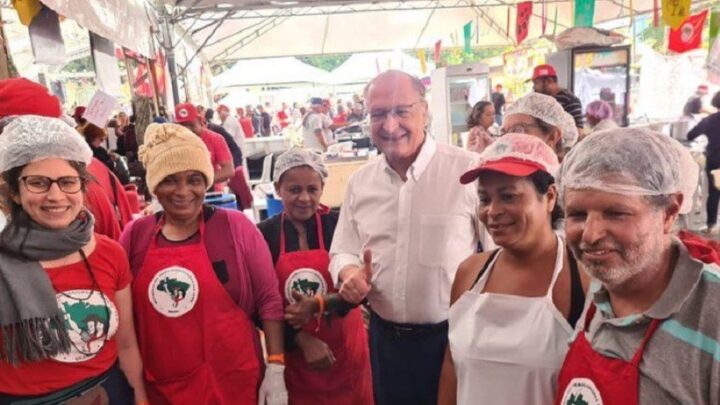 Presença de Alckmin na feira do MST incomoda bancada ruralista do Congresso