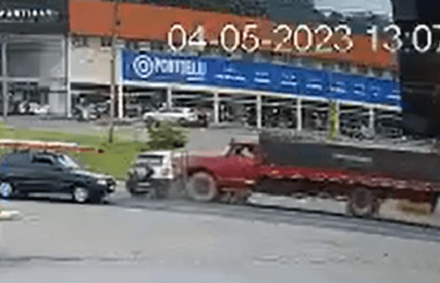 Vídeo: caminhão colide em carro e deixa homem ferido na BR-470