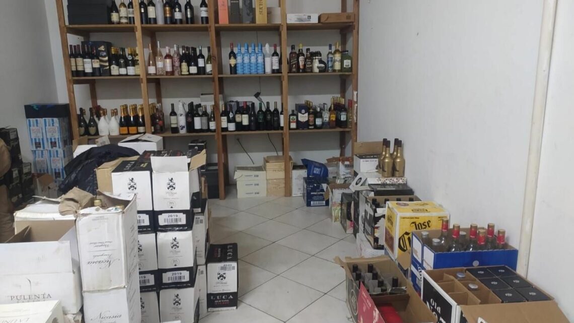 Polícia encontra passagem secreta com produtos importados ilegalmente em SC