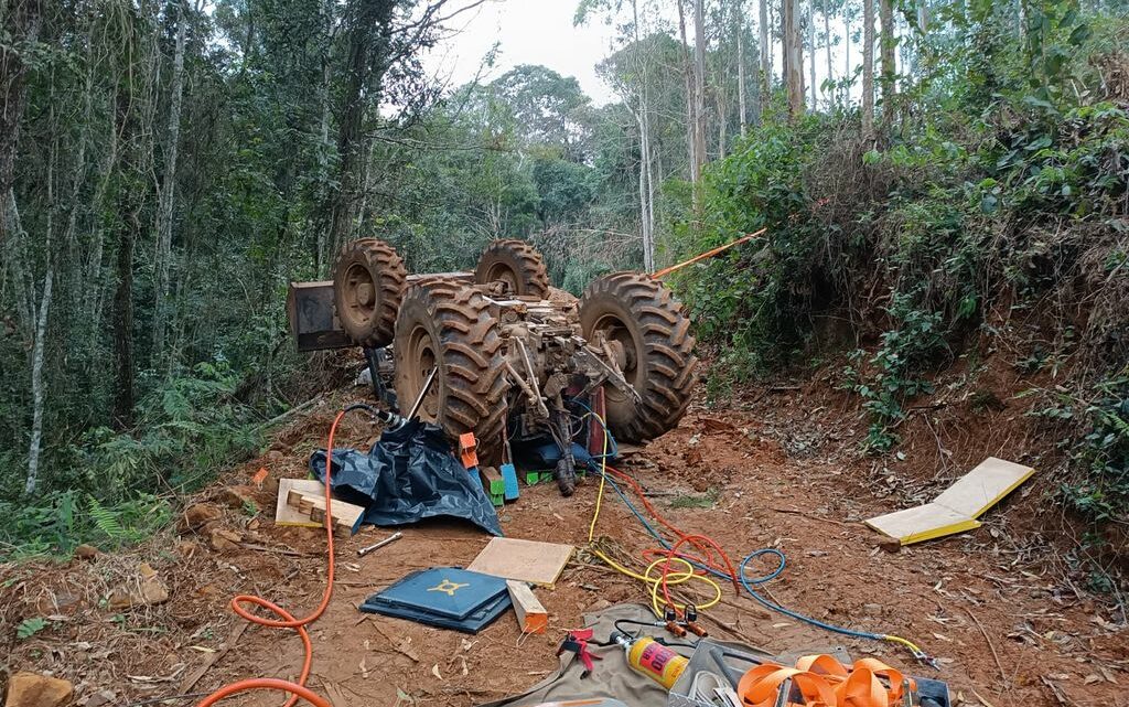 Vídeos: acidente com trator mata criança e deixa casal ferido