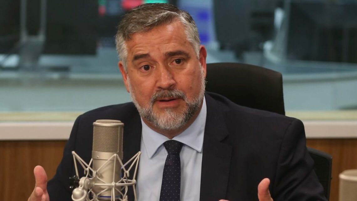 Ministro do governo que controla comunicação derrapa no português e é corrigido por internautas