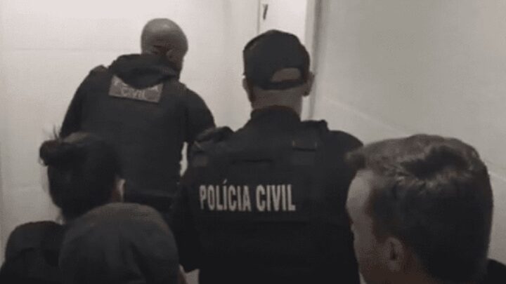 Vídeo: Polícia prende 30 pessoas em ação contra grupo suspeito de golpe dos nudes em SC e RS