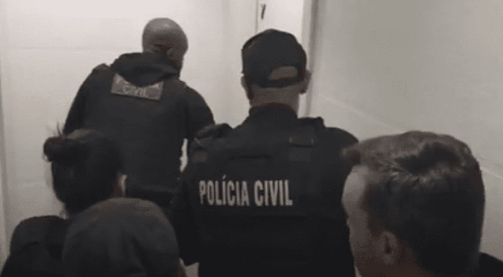 Vídeo: Polícia prende 30 pessoas em ação contra grupo suspeito de golpe dos nudes em SC e RS