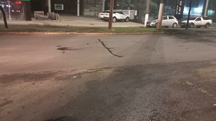 Motociclista fica em estado grave após atropelar pedestre em Chapecó