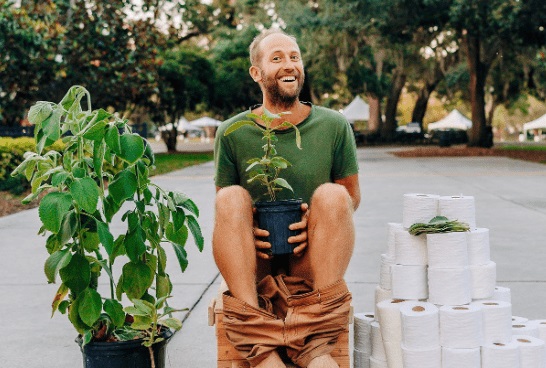 Homem abandona papel higiênico e usa planta no lugar; entenda