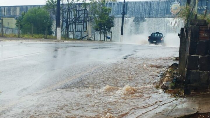 Vídeo: Portal de cidade no Oeste de SC se transforma em cachoeira