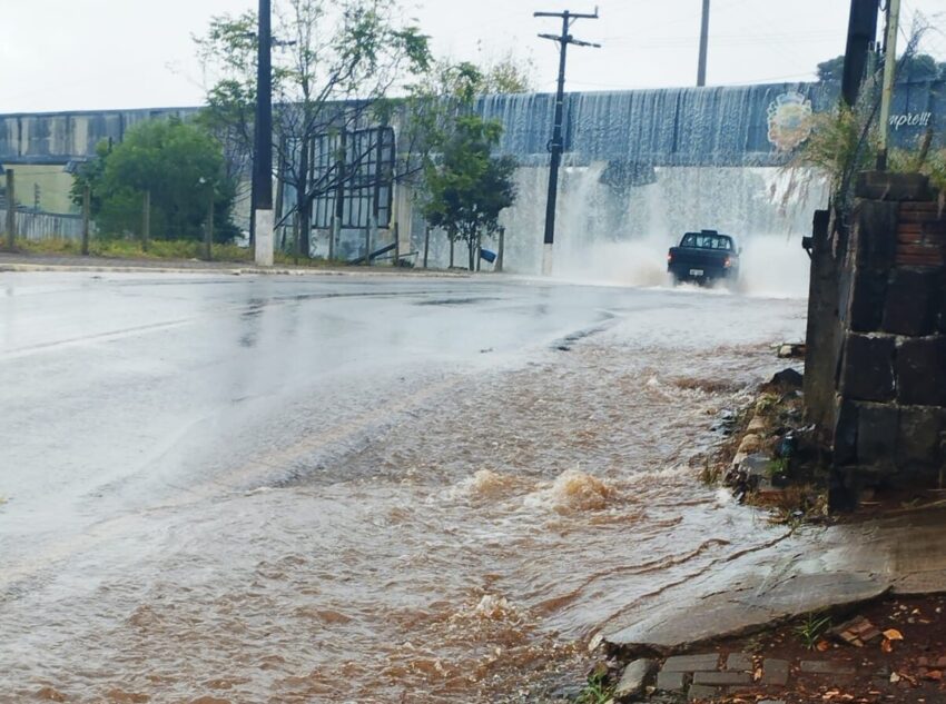 Vídeo: Portal de cidade no Oeste de SC se transforma em cachoeira