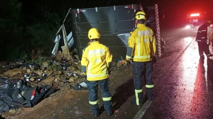 Motorista perde a vida após carreta tombar na SC-135