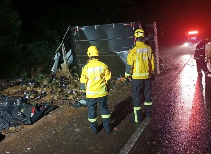 Motorista perde a vida após carreta tombar na SC-135