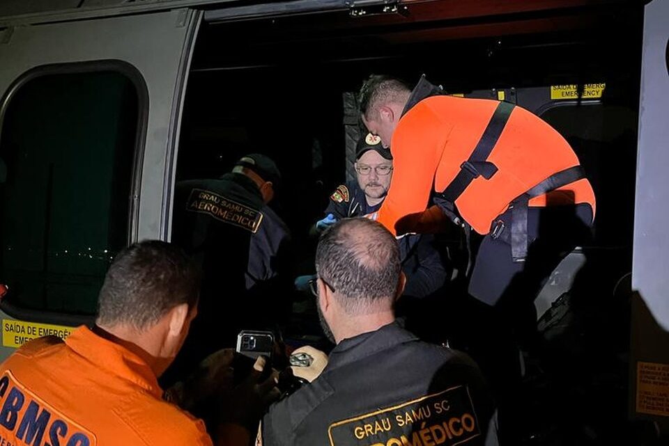 Vídeo: quase 48h após naufrágio de barco, sexto sobrevivente é resgatado em SC