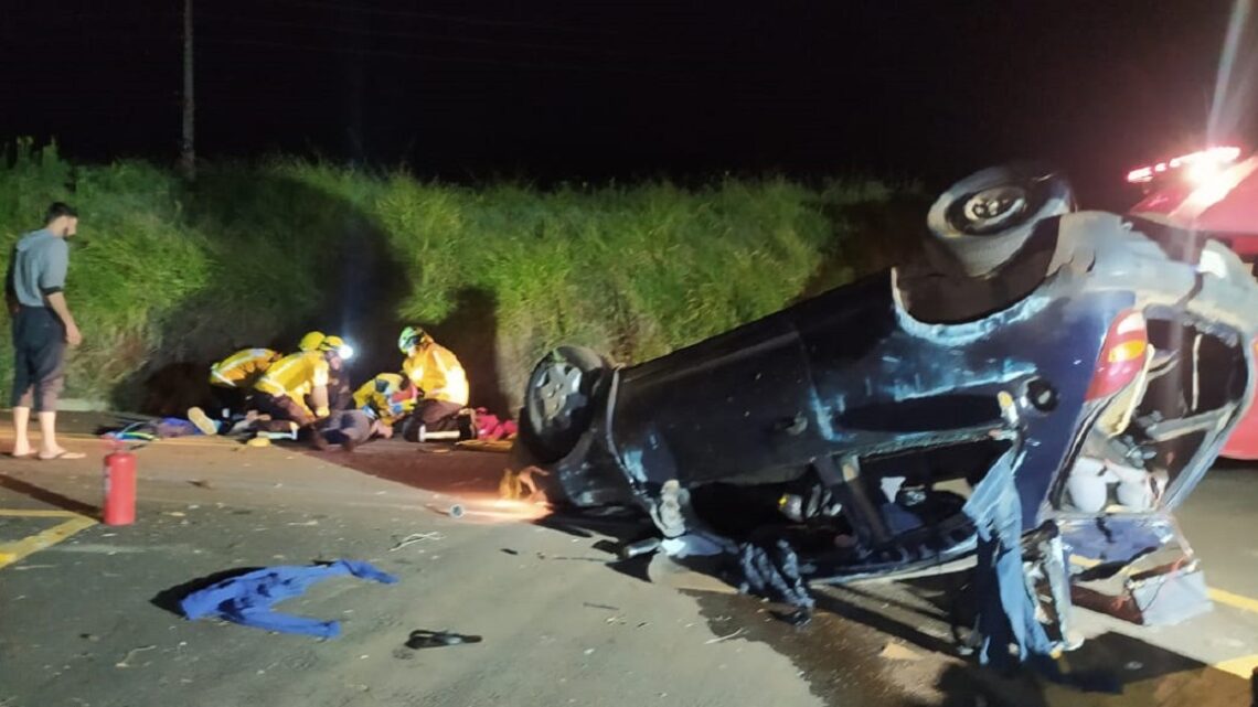 Imagens: veículo capota e deixa três feridos no Oeste de Santa Catarina