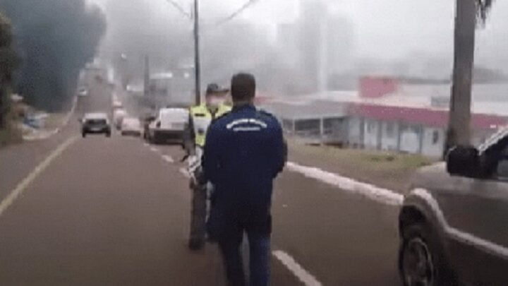 Vídeo: Bombeiros carregam vítima a pé até o hospital em Seara