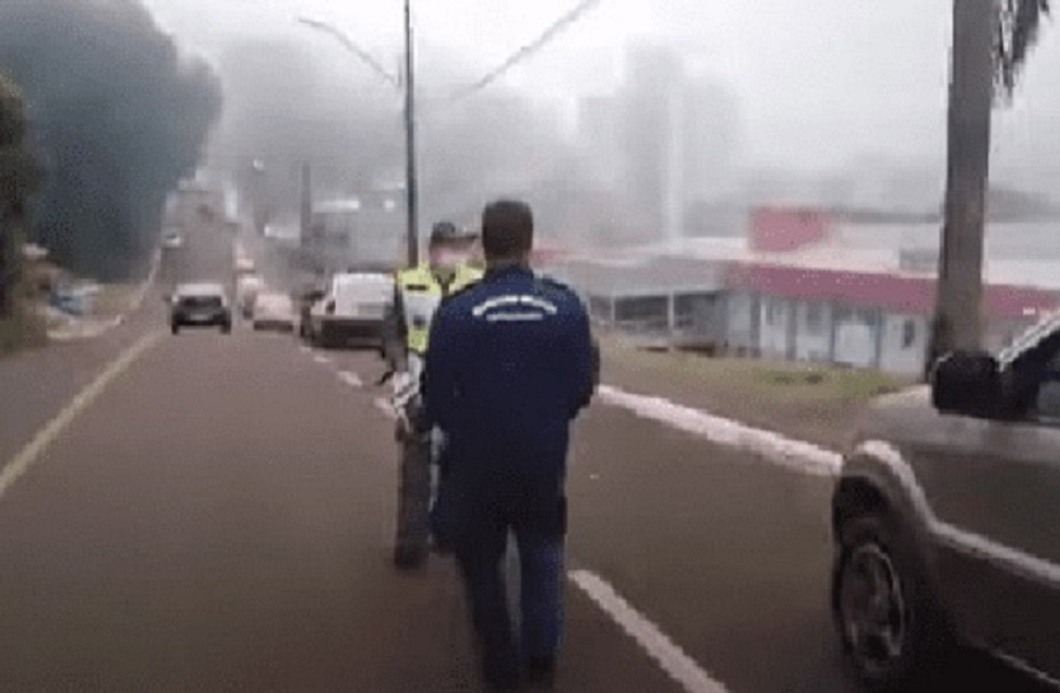 Vídeo: Bombeiros carregam vítima a pé até o hospital em Seara
