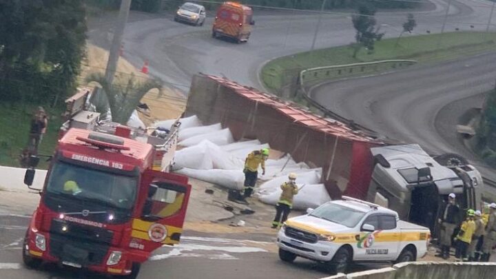 Vídeos: carreta tomba e deixa três feridos em Chapecó; veja imagens