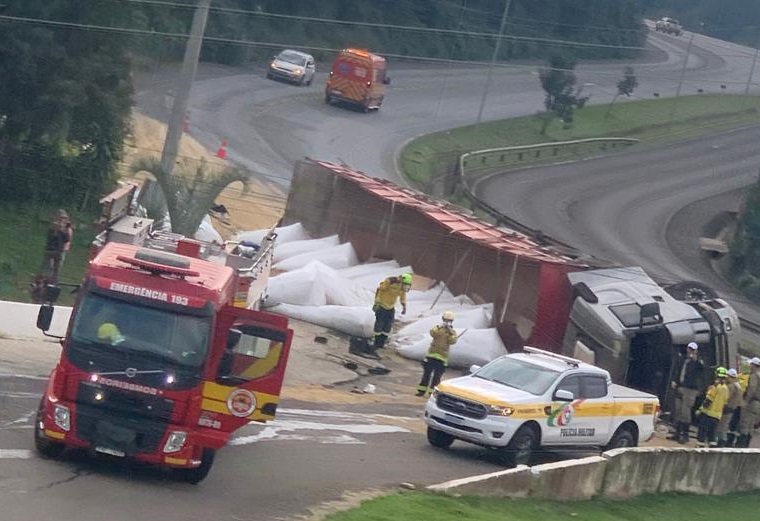 Vídeos: carreta tomba e deixa três feridos em Chapecó; veja imagens