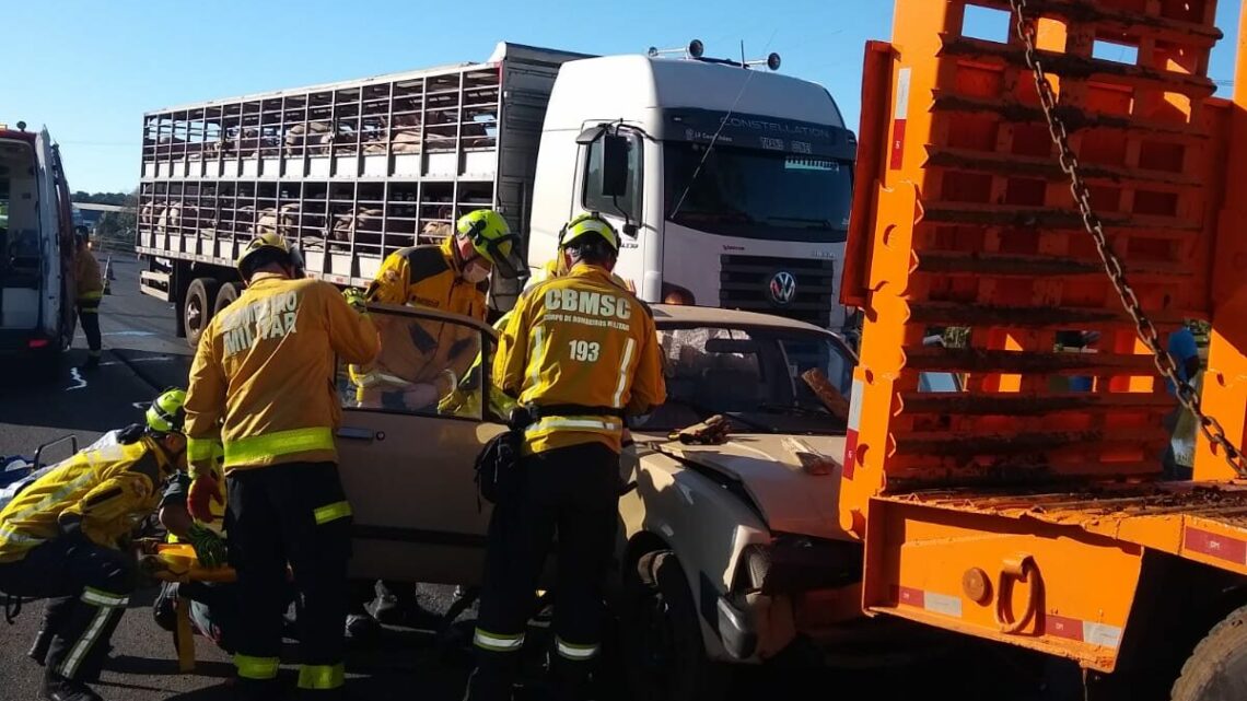 Carro é arremessado contra caminhão plataforma em acidente grave na SC-283