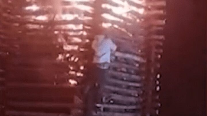 Vídeo: homem escala fogueira em chamas em festa junina
