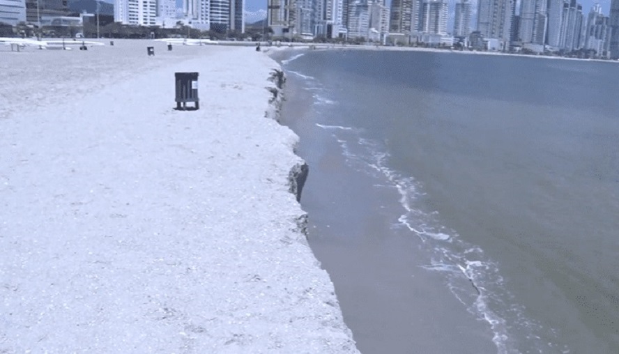 Vídeo: mar avança 70 metros do alargamento de Balneário Camboriú