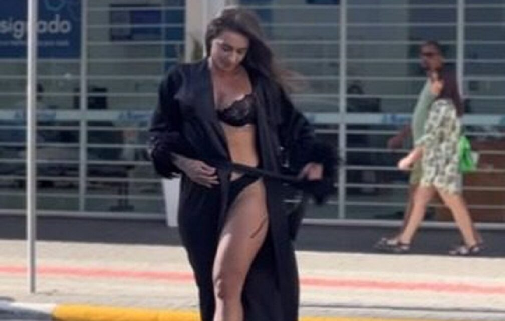 “Parando o trânsito”: Loja de lingerie faz desfile inusitado em SC