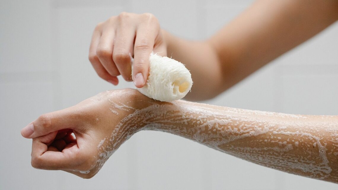 Uso de sabonete no banho? Médica viraliza nas redes sociais ensinando a tomar banho; veja o vídeo