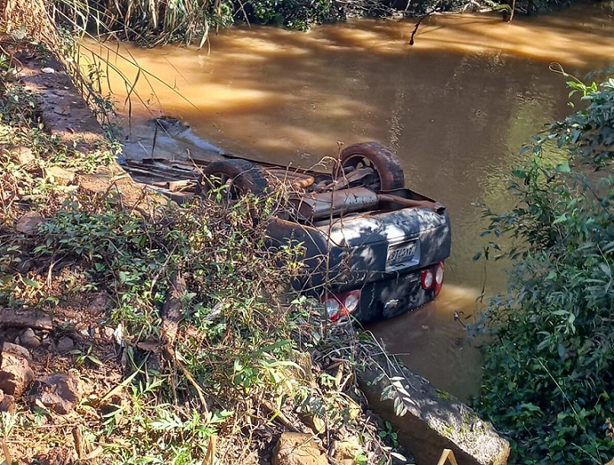 Veículo cai de ponte, capota e vai parar dentro de riacho no Oeste de SC