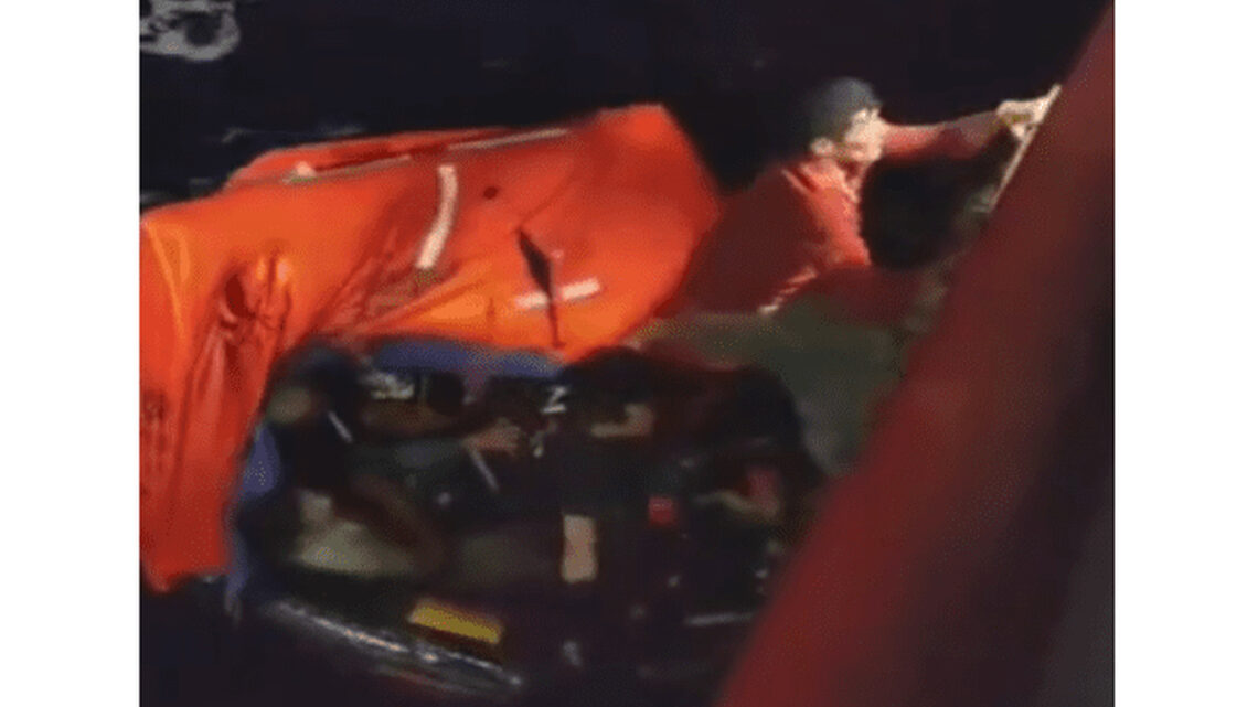 Vídeo: veja o resgate dos tripulantes que naufragaram no Litoral de SC