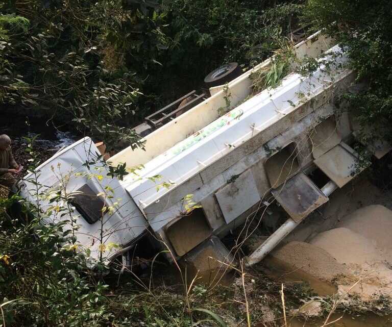 Motorista sobrevive após caminhão despencar de 15 metros em SC