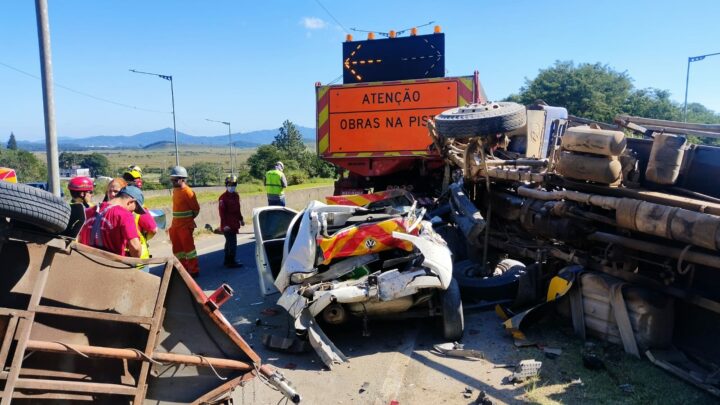 Caminhão arrasta cinco veículos e motorista acaba preso em SC