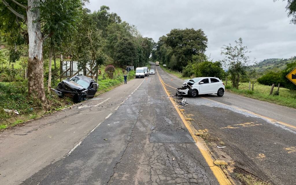 Colisão entre carros deixa três pessoas feridas em Arvoredo