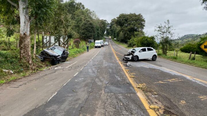 Colisão entre carros deixa três pessoas feridas em Arvoredo