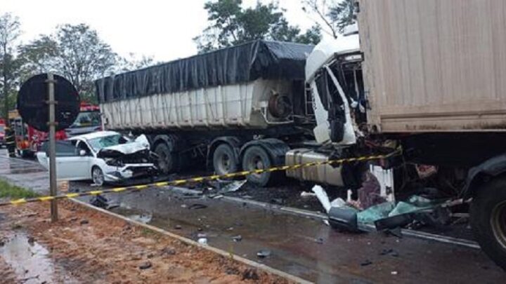 Grave acidente na BR-470 em Indaial envolve 6 veículos: Uma vítima gravemente ferida
