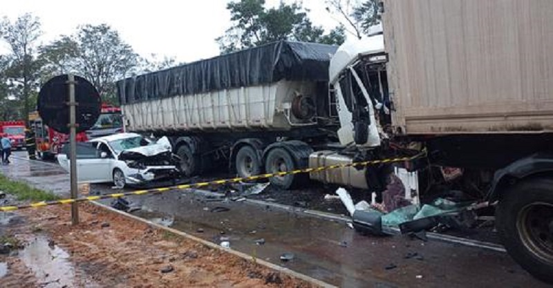Grave acidente na BR-470 em Indaial envolve 6 veículos: Uma vítima gravemente ferida