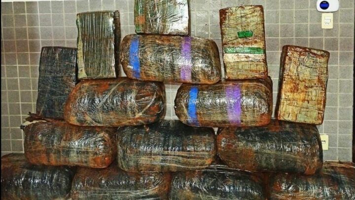 Homem abandona carro em movimento; veículo estava carregando 300kg de drogas