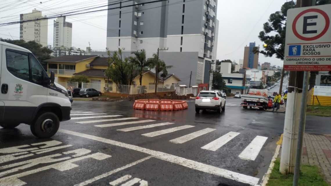 Prefeitura de Chapecó instala rótula provisória na esquina da Curitiba com Lauro Müller