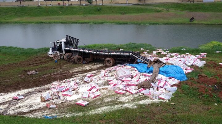 Imagens: homem fica ferido após acidente na cabeceira na ponte Goio-Ên
