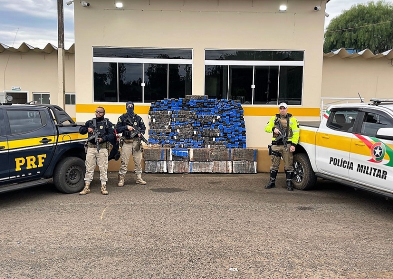 Ação conjunta PRF e PMRv apreende quase 800 quilos de maconha e recupera picape em Concórdia