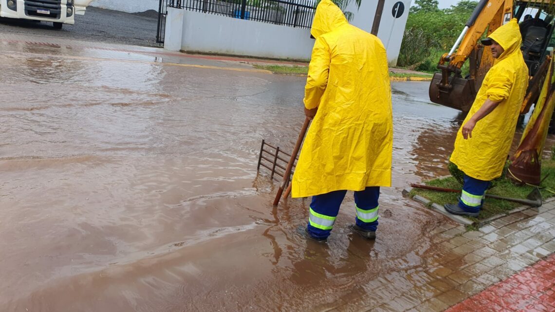 Imagens: equipes da Prefeitura de Chapecó trabalham para amenizar efeitos da chuva