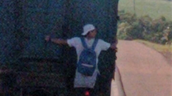 Vídeo: PRF flagra homem pendurado em caminhão na BR-282