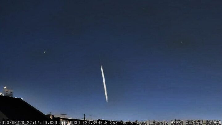 Meteoro é visto cortando o céu de cidade do Paraná; veja imagens