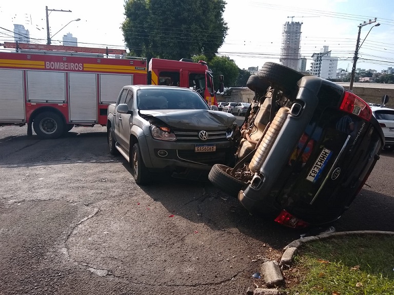 Após colisão entre veículos, duas pessoas ficam feridas em Chapecó