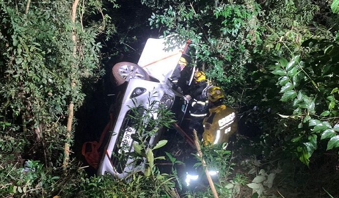 Mulher de 45 anos sai de pista e capota carro no Oeste de SC