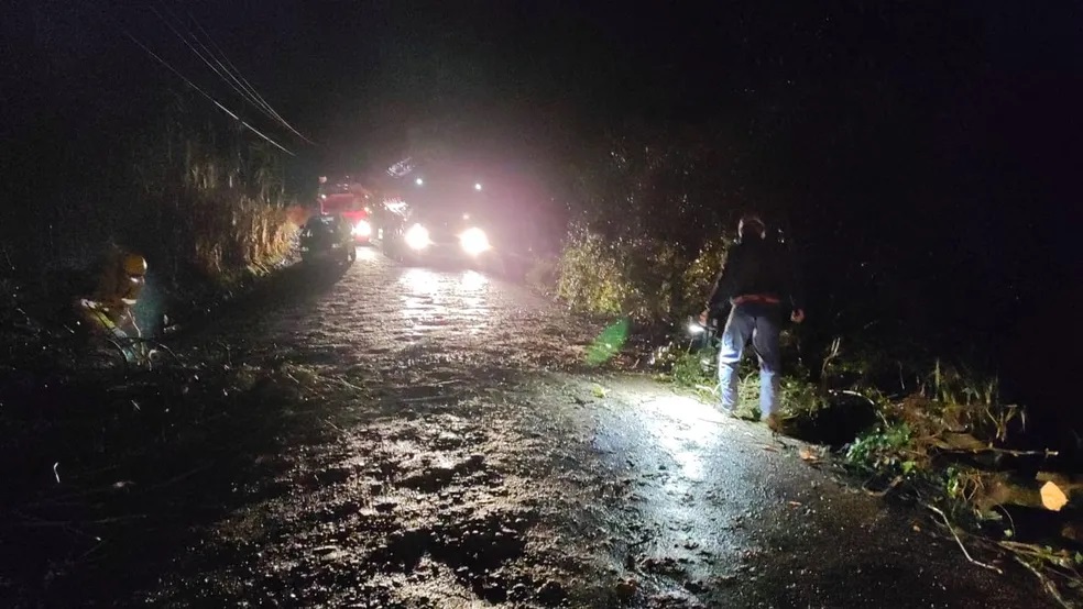 Imagens: chuva e vento causam estragos no Oeste de SC