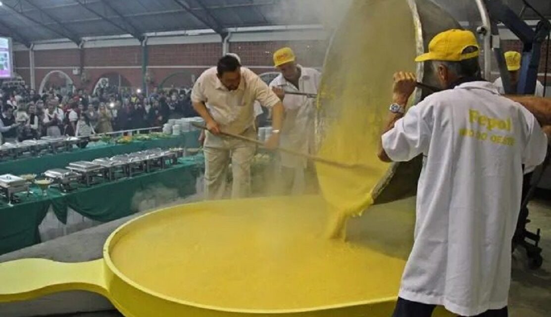 Maior polenta artesanal do mundo: Festa em Rio do Oeste faz prato gigantesco; veja