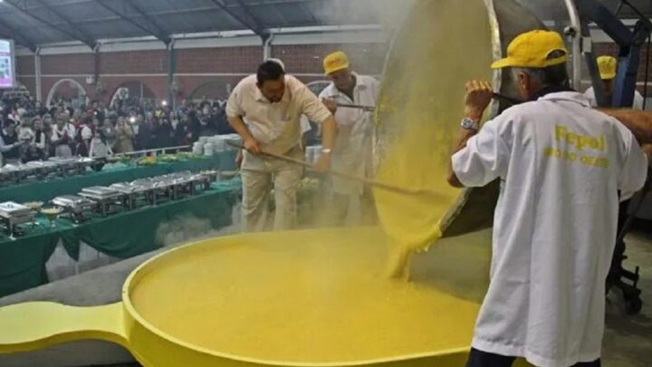 Maior polenta artesanal do mundo: Festa em Rio do Oeste faz prato gigantesco; veja