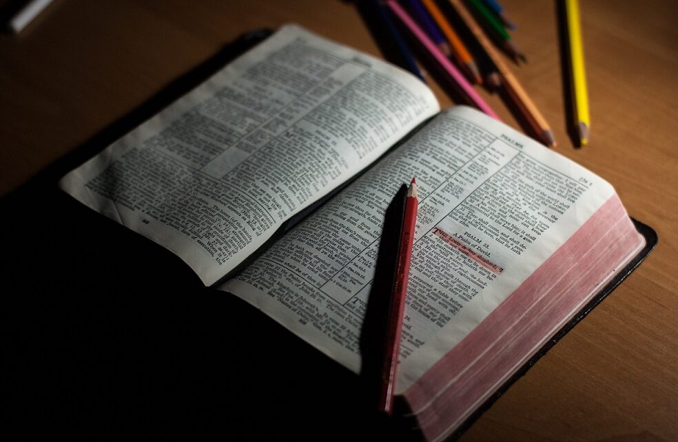 Bíblia é proibida em escola por conteúdo “vulgar e violento”; entenda