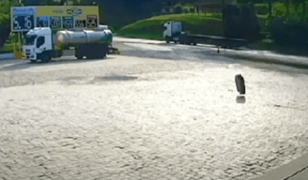 Vídeo: pneu desgovernado invade posto de combustíveis em SC