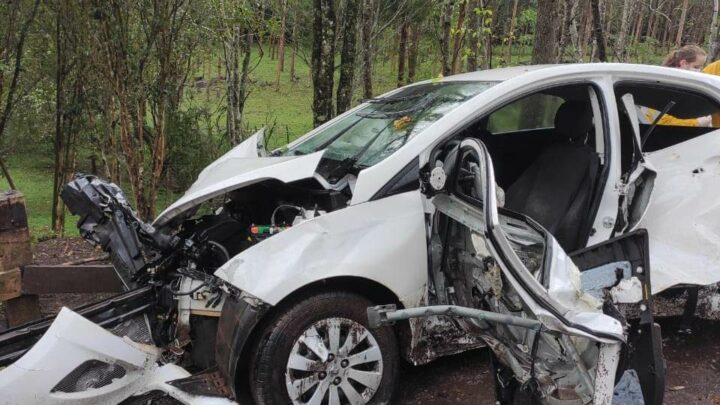 Batida de veículo em árvore causa morte de motorista na SC-283