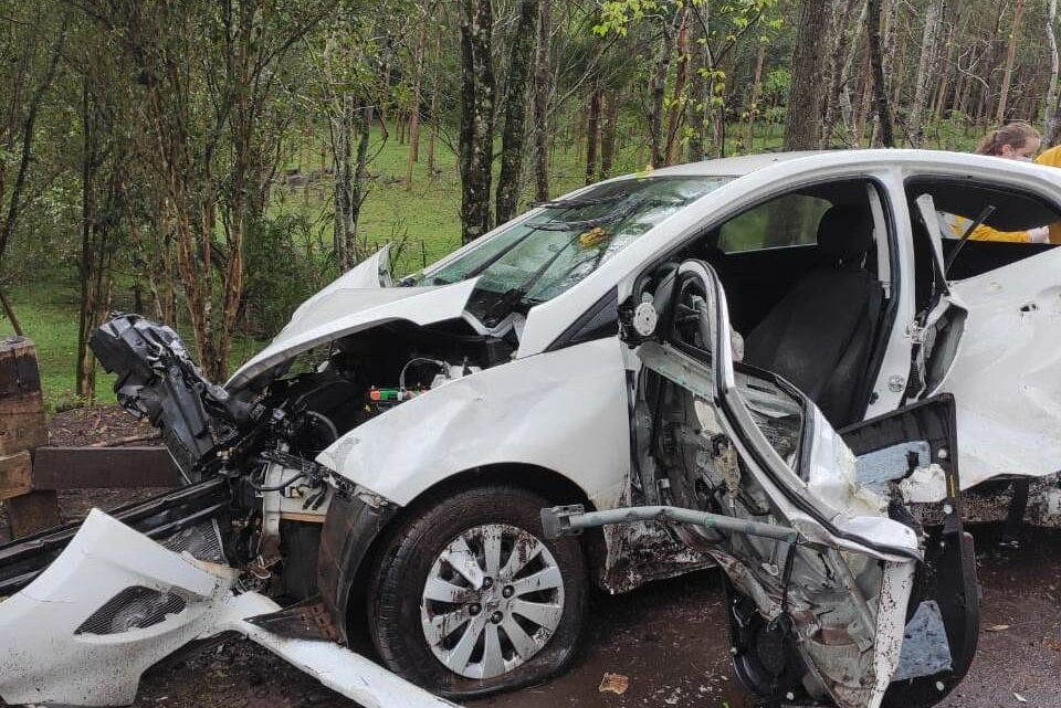 Batida de veículo em árvore causa morte de motorista na SC-283